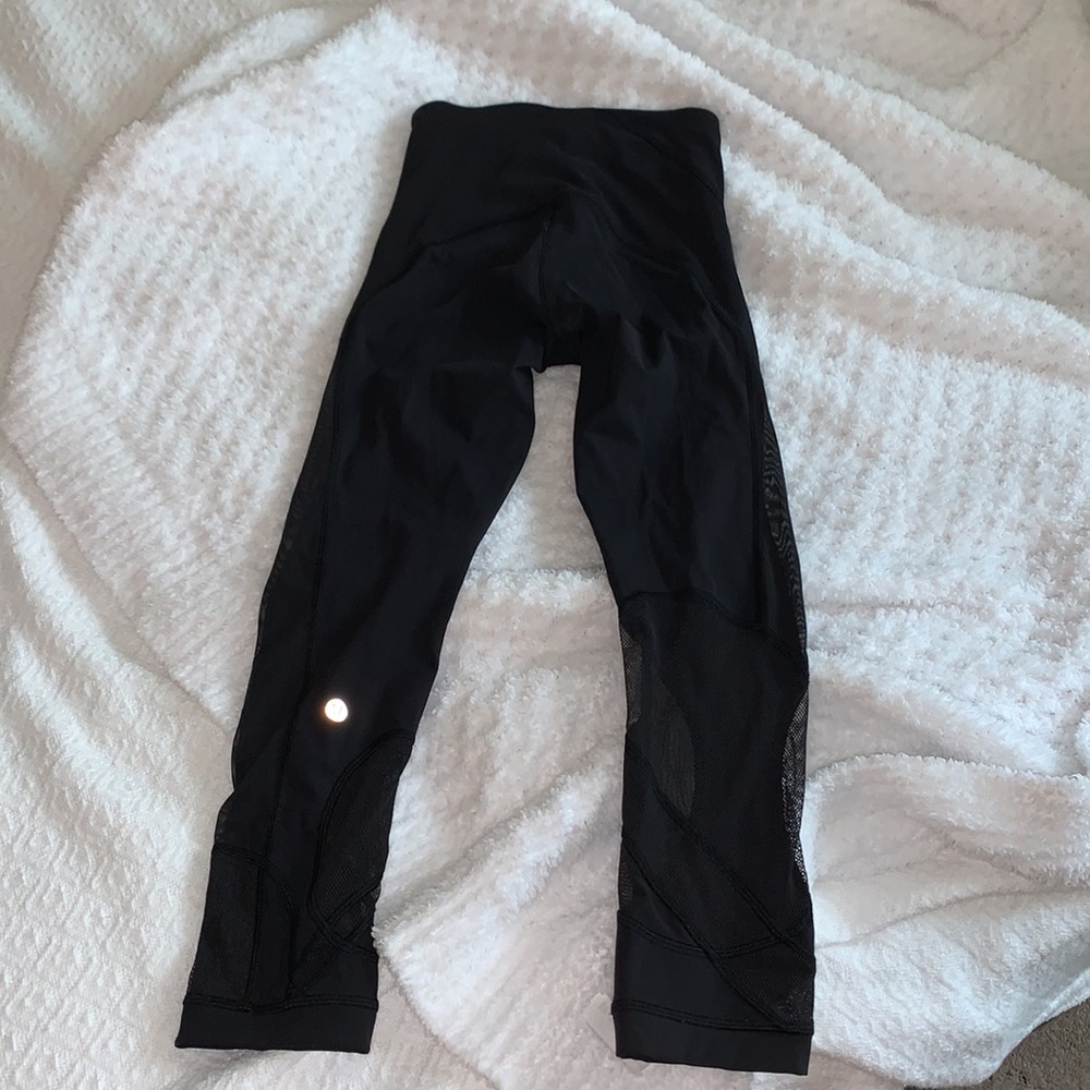 Lululemon black size 2 high rise train crop mesh detail legging EUC